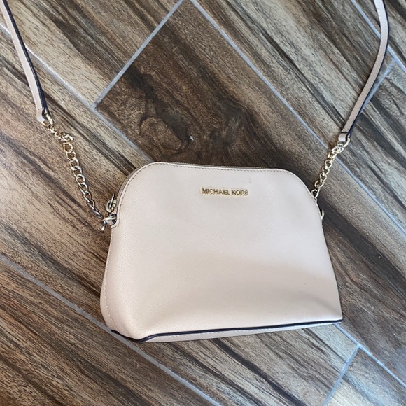 🦋Michael Kors Cream Crossbody Bag! - Picture 2 of 10